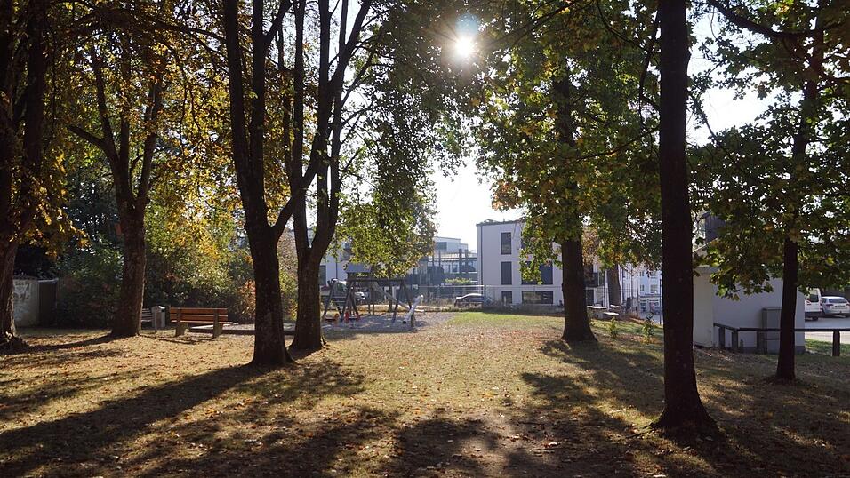 Der Jahngarten in Vilsbiburg erstreckt sich entlang des Jahnwegs. Bisher gibt es dort einen Spielplatz, ein paar Sitzb&auml;nke und viele B&auml;ume. Jetzt soll das Areal weiterentwickelt werden. Einige Ideen dazu liegen bereits vor. Man k&ouml;nnte zum Beispiel Sportger&auml;te aufstellen, ein gr&uuml;nes Klassenzimmer einrichten und einen Platz schaffen, an dem sich die Leute treffen.