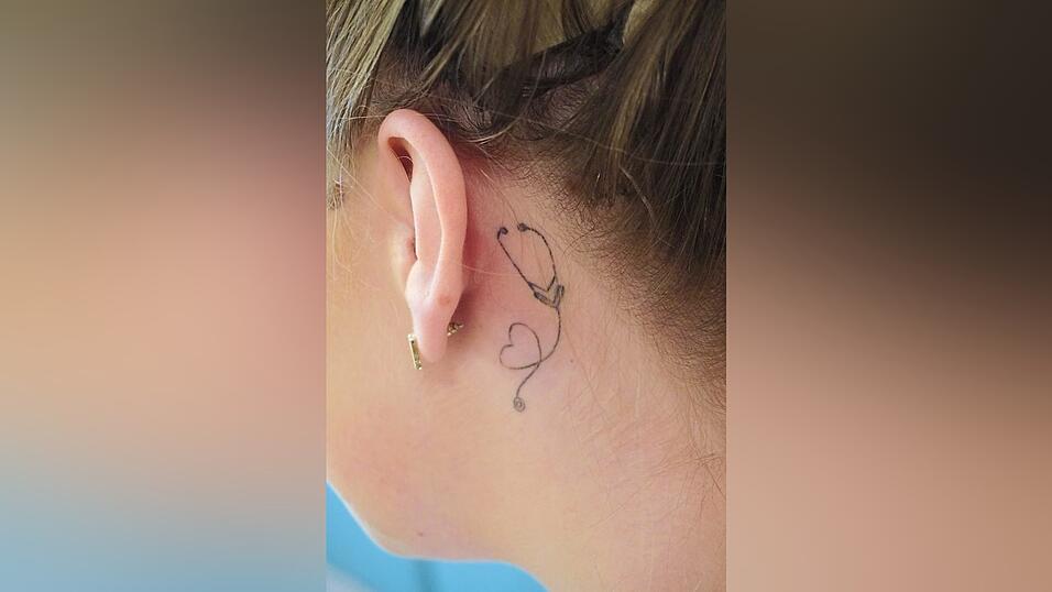 Dieses Tattoo hat sich Veronika Daschner erst vor Kurzem stechen lassen. F&uuml;r sie ist die Pflege mehr als ein Beruf.