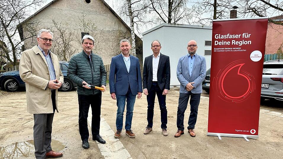 Am Himmelreichweg begann vor 18 Monaten der Glasfaser-Ausbau im Zentrum. Dort wurde er nun von Rolf-Peter Scharfe, Bürgermeister Bauer, Lothar Schnelle, Harald Geßner und Arvid Stavenhagen (von links) beendet. Am Himmelreichweg begann vor 18 Monaten der Glasfaser-Ausbau im Zentrum. Dort wurde er nun von Rolf-Peter Scharfe, Bürgermeister Bauer, Lothar Schnelle, Harald Geßner und Arvid Stavenhagen (von links) beendet.