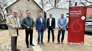 Am Himmelreichweg begann vor 18 Monaten der Glasfaser-Ausbau im Zentrum. Dort wurde er nun von Rolf-Peter Scharfe, Bürgermeister Bauer, Lothar Schnelle, Harald Geßner und Arvid Stavenhagen (von links) beendet. Am Himmelreichweg begann vor 18 Monaten der Glasfaser-Ausbau im Zentrum. Dort wurde er nun von Rolf-Peter Scharfe, Bürgermeister Bauer, Lothar Schnelle, Harald Geßner und Arvid Stavenhagen (von links) beendet.