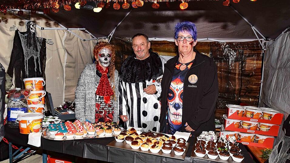 Am Muffinverkauf die Helfer (v. l.) Silvia Zeller, Hans Fellermeier und Veranstalterin Andrea Prinz. Am Muffinverkauf die Helfer (v. l.) Silvia Zeller, Hans Fellermeier und Veranstalterin Andrea Prinz.