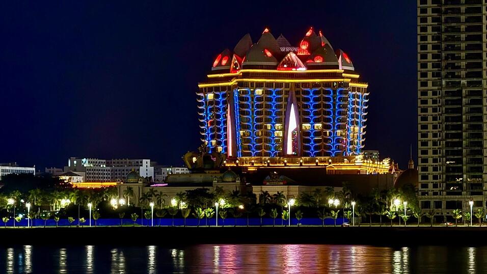 Nachts tanzen auf den kolossalen Kasino-Gebäuden der Sonderwirtschaftszone bunte Lichter über die Fassaden. Nachts tanzen auf den kolossalen Kasino-Gebäuden der Sonderwirtschaftszone bunte Lichter über die Fassaden.