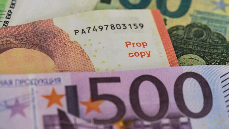 Ermittler aus Ingolstadt haben eine Falschgeld-Werkstatt ausgehoben. (Symbolbild) Ermittler aus Ingolstadt haben eine Falschgeld-Werkstatt ausgehoben. (Symbolbild)