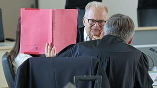 Die Angeklagte mit den Anw&auml;lten Thomas L&ouml;cker und Andreas Ohm.