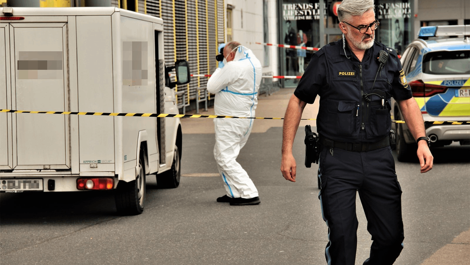 Ermittler sichern Spuren am Fahrzeug.