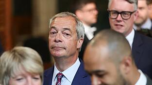 Nigel Farages Rechtsaußen-Partei Reform UK hat mit mehr als zehn Millionen Euro eine der größten Spenden in der Geschichte des Landes von einem Kryptomilliardär erhalten. Nigel Farages Rechtsaußen-Partei Reform UK hat mit mehr als zehn Millionen Euro eine der größten Spenden in der Geschichte des Landes von einem Kryptomilliardär erhalten.