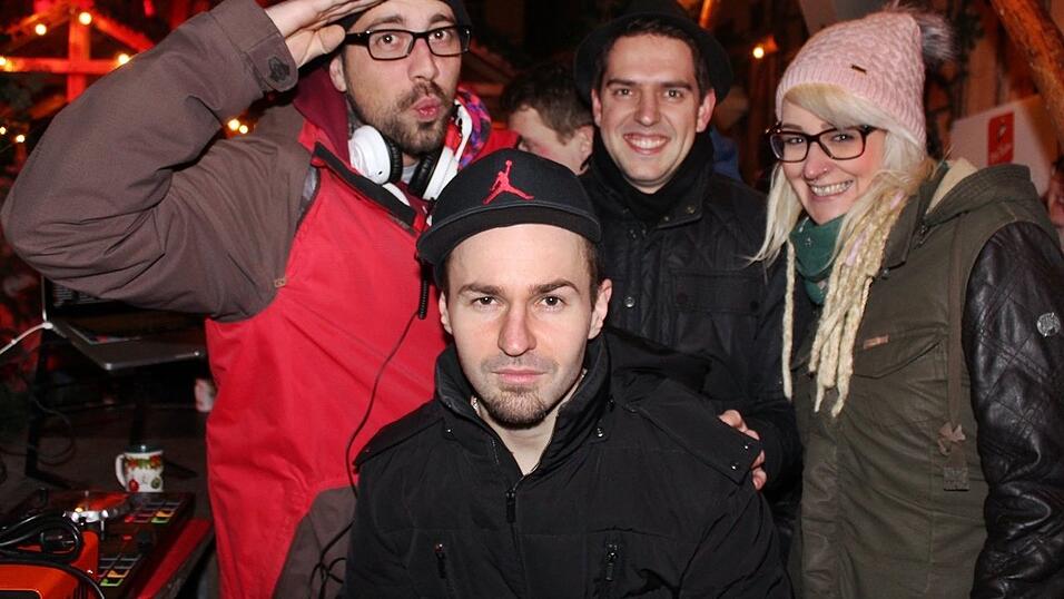 Auch am Samstag, 15. Dezember, strömten wieder etliche Besucher aus Landshut und Umgebung zur Weihnachtspyramide am Alten Viehmarkt. Auch am Samstag, 15. Dezember, strömten wieder etliche Besucher aus Landshut und Umgebung zur Weihnachtspyramide am Alten Viehmarkt.