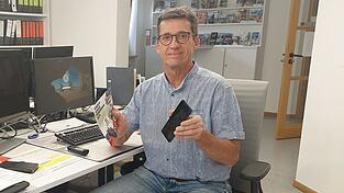 Josef Fersch zeigt, wie man via Smartphone und QR-Code zum Ferienprogramm kommt.