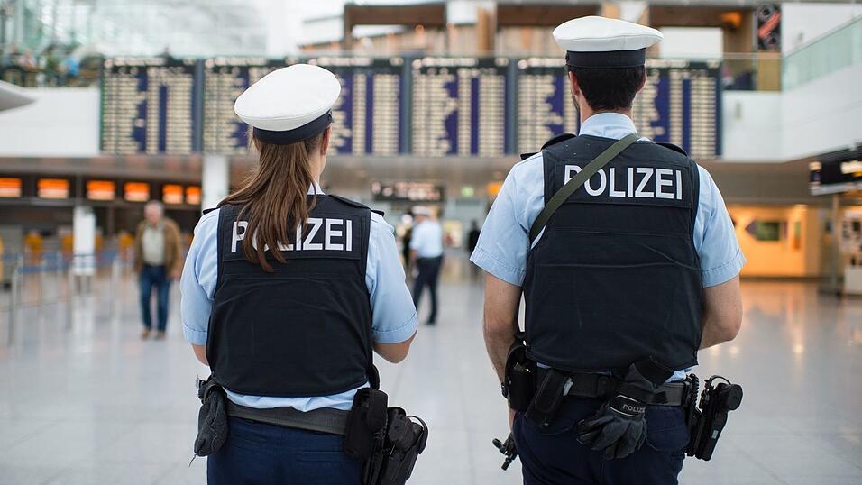 Nach einem Hinweis aus der Schweiz hat die Bundespolizei am Münchner Flughafen bei der Einreise einen wegen Millionenbetrugs international gesuchten Passagier festgenommen. (Symbolbild)