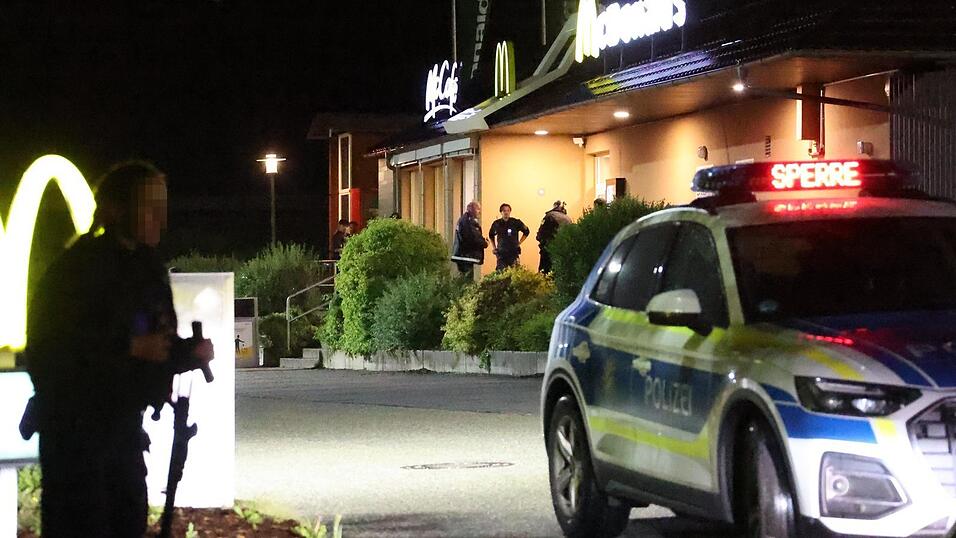 Die Polizei musste am Donnerstagabend zu McDonald's in Vilsbiburg ausr&uuml;cken, weil sich ein Mann mit zwei Messern bewaffnet hatte.