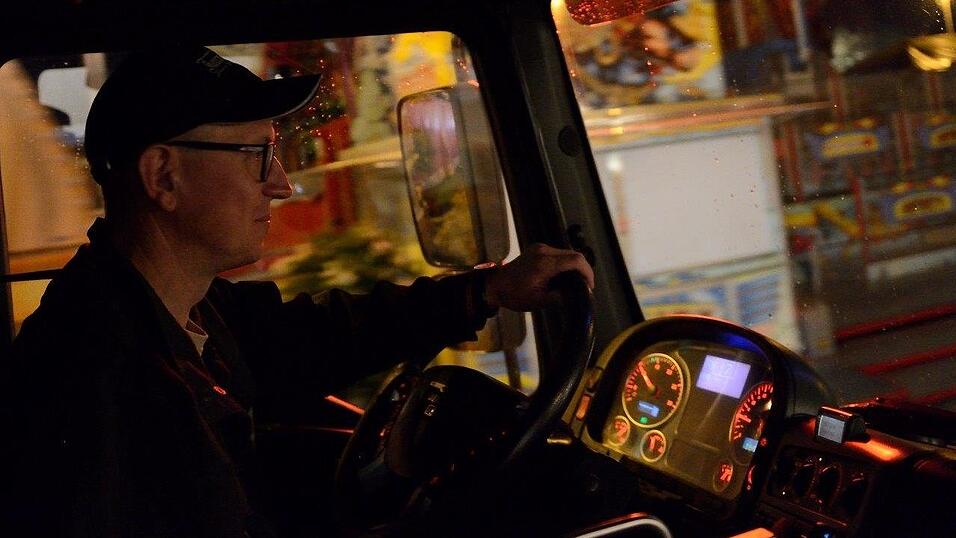 Christian Handwerker steuert 22.000 Maß Bier über den Festplatz des Gäubodenvolksfests. Er ist stolz auf seinen Beruf: Brauer. Christian Handwerker steuert 22.000 Maß Bier über den Festplatz des Gäubodenvolksfests. Er ist stolz auf seinen Beruf: Brauer.