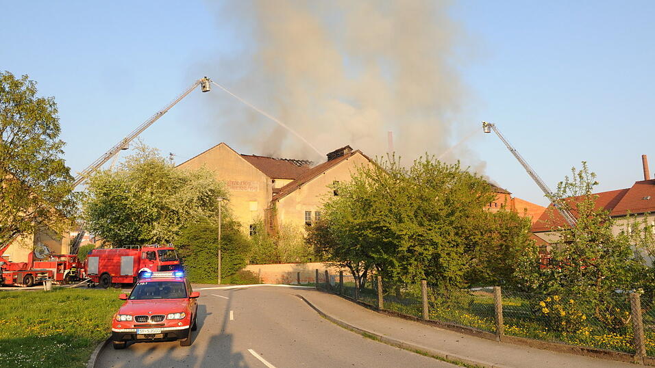 Großbrand einer ehemaliegen Ziegelei in Straubing. (Foto: Ulli Scharrer) Großbrand einer ehemaliegen Ziegelei in Straubing. (Foto: Ulli Scharrer)