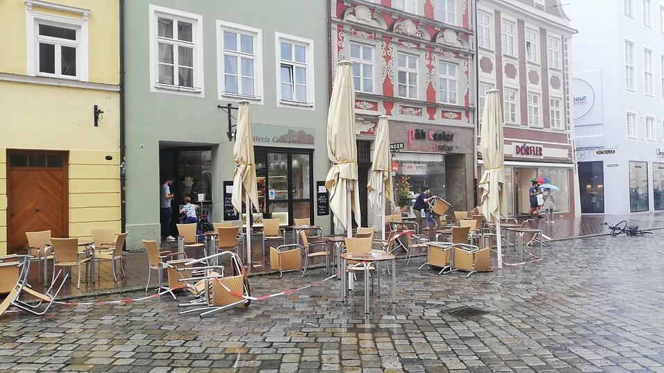Ganz schöner Flurschaden: So sah es in der Landshuter Innenstadt aus, nachdem der kurze, aber heftige Sturm durchgezogen war. Ganz schöner Flurschaden: So sah es in der Landshuter Innenstadt aus, nachdem der kurze, aber heftige Sturm durchgezogen war.