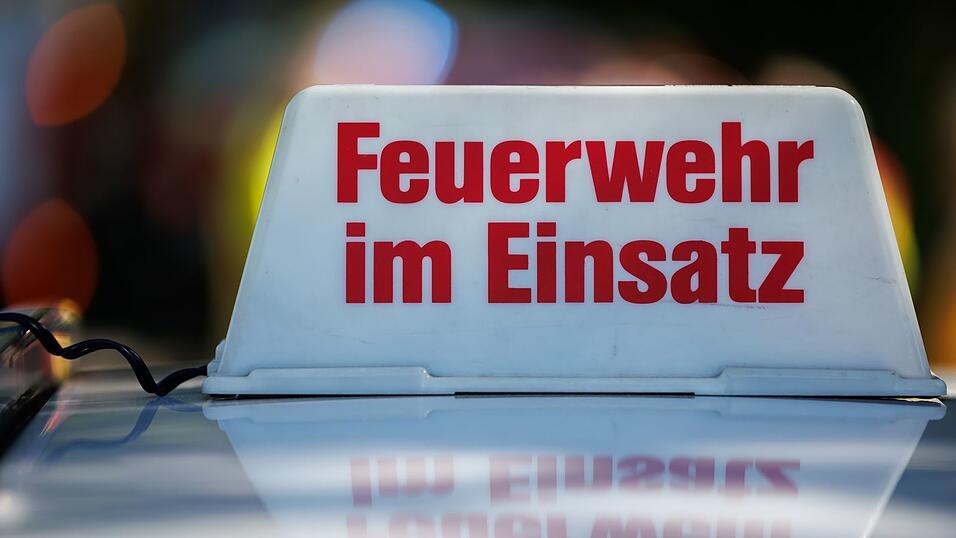 Die Löscharbeiten dauerten fast acht Stunden lang. (Symbolbild)