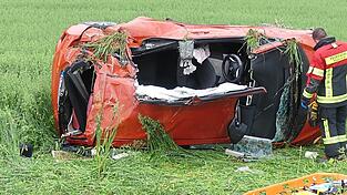 Nach einem Überschlag kam der Wagen eines 86-jährigen Fahrers auf der Seite zum Liegen. Die Feuerwehrleute befreiten die beiden Insassen aus dem Wrack.