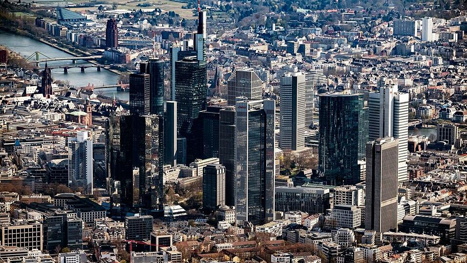 Banken-Skyline in Frankfurt: Mit Cum-Cum-Deals verursachten Banken geschätzt einen Steuerschaden in Milliardenhöhe. (Symbolbild)