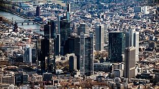 Banken-Skyline in Frankfurt: Mit Cum-Cum-Deals verursachten Banken geschätzt einen Steuerschaden in Milliardenhöhe. (Symbolbild)