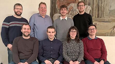 Die Junge Liste hat Visionen für die Gemeindeentwicklung: sitzend v.l. Matthias Lentner, Thomas Hermann, Doris Ferch und Johannes Kroneck, stehend v.l. Markus Reiter, Martin Forstner, Elias Schmidmüller und Janik Atzenbeck.