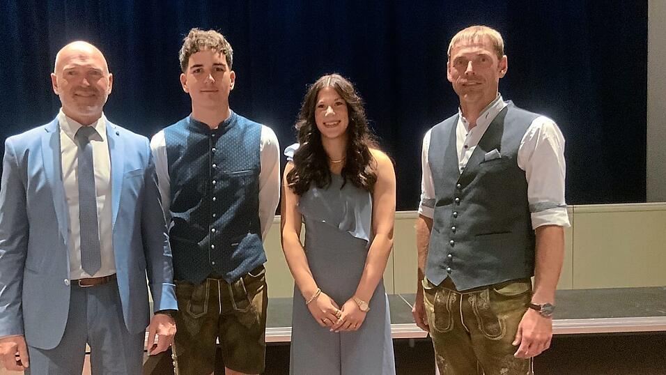 Stefan Wiedemann mit den Jahrgangsbesten Jonas Tischler und Antonia Kammerbauer sowie Michael Gaa&szlig;.