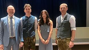 Stefan Wiedemann mit den Jahrgangsbesten Jonas Tischler und Antonia Kammerbauer sowie Michael Gaaß. Stefan Wiedemann mit den Jahrgangsbesten Jonas Tischler und Antonia Kammerbauer sowie Michael Gaaß.
