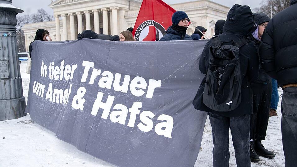 Transparent auf einer Demonstration gegen die Instrumentalisierung des Anschlags.