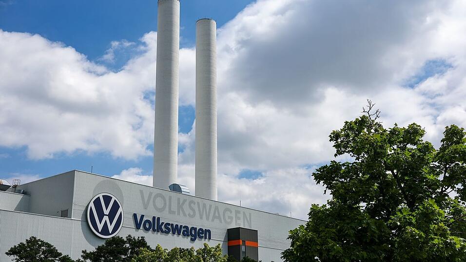 Blick auf das VW-Werk in Zwickau. Es ist Vorreiter der E-Mobilität bei Volkswagen. Doch seine Zukunft ist ebenso wie die der Standorte Emden, Hannover und Neckarsulm ungewiss. (Archivbild) Blick auf das VW-Werk in Zwickau. Es ist Vorreiter der E-Mobilität bei Volkswagen. Doch seine Zukunft ist ebenso wie die der Standorte Emden, Hannover und Neckarsulm ungewiss. (Archivbild)