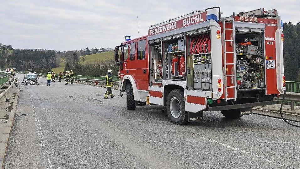 Bei einem Unfall auf der Staatsstraße 2622 in Hutthurm starb eine 59-jährige Frau, ein 55-Jähriger wurde schwer verletzt. Bei einem Unfall auf der Staatsstraße 2622 in Hutthurm starb eine 59-jährige Frau, ein 55-Jähriger wurde schwer verletzt.