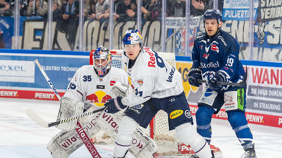 Vom Gegner zum Teamkollegen: Filip Varejcka (Mitte) wechselt vom EHC Red Bull München zu den Straubing Tigers.