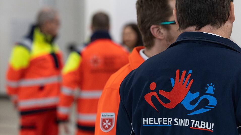 Auch Notfallsanitäter erlebten Anfeindungen und Übergriffe im Einsatz. (Symbolbild) Auch Notfallsanitäter erlebten Anfeindungen und Übergriffe im Einsatz. (Symbolbild)