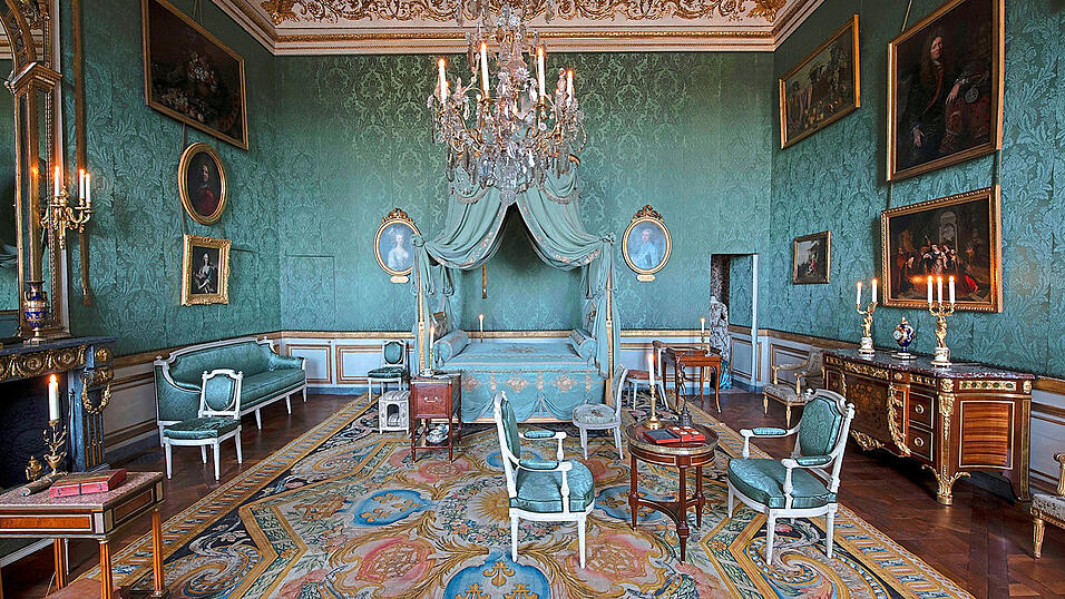 Unter König Ludwig XV. konnte das Volk einen Teil der königlichen Schätze besichtigen, die im eleganten Stadt-Palais aufbewahrt wurden. Unter König Ludwig XV. konnte das Volk einen Teil der königlichen Schätze besichtigen, die im eleganten Stadt-Palais aufbewahrt wurden.