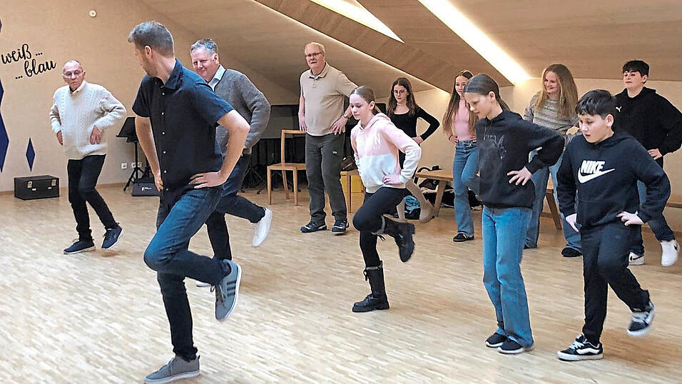 Mit Sch&uuml;lern der f&uuml;nften Klasse der Realschule Freyung f&uuml;hrt Dominik Hilgart (vorne l.) den Teilbereich Tanzen vor.