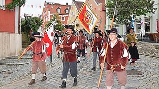 Mitglieder der Kgl. Priv. Feuerschützengesellschaft in historischen Uniformen.