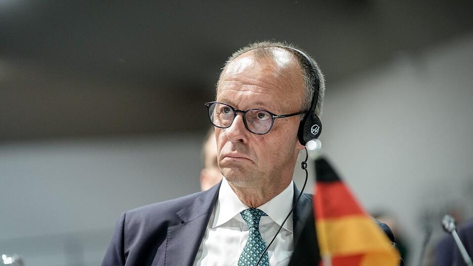 Ernster Blick im Plenum: Merz bei der COP30 in Belém. Ernster Blick im Plenum: Merz bei der COP30 in Belém.