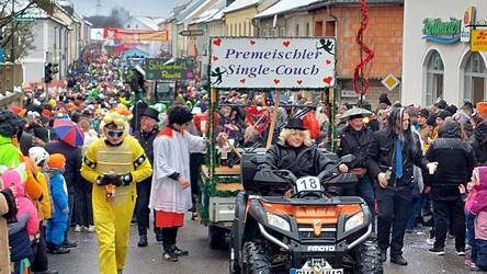 Bunt und schrill: Der Faschingszug nimmt Fahrt auf.