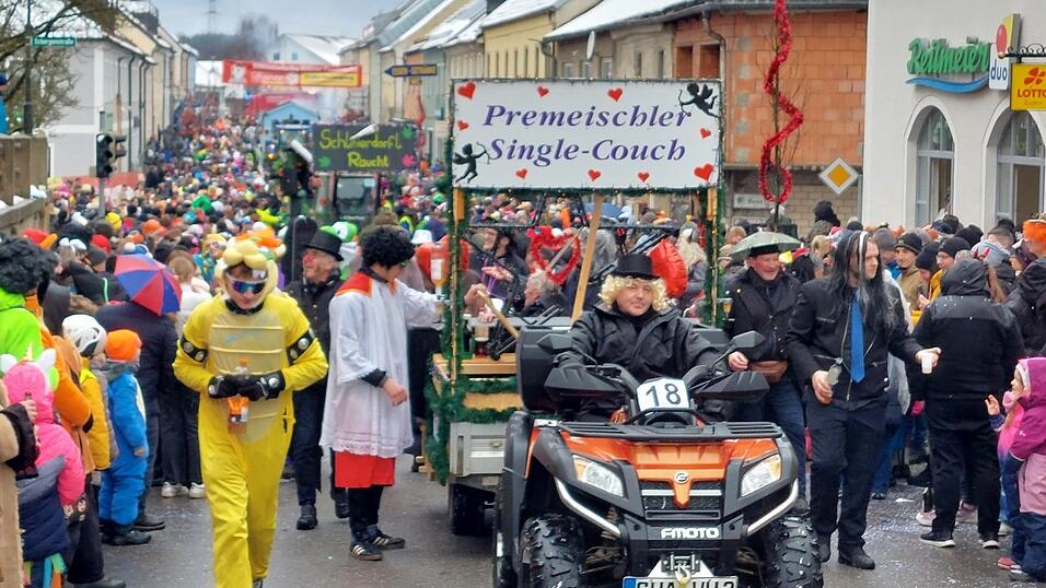 Bunt und schrill: Der Faschingszug nimmt Fahrt auf. Bunt und schrill: Der Faschingszug nimmt Fahrt auf.