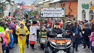 Bunt und schrill: Der Faschingszug nimmt Fahrt auf. Bunt und schrill: Der Faschingszug nimmt Fahrt auf.