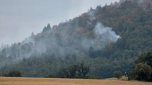 Der Waldbrand in Freudenberg ist unter Kontrolle, doch die Löscharbeiten in dem unwegsamen Gelände dauern an. Der Waldbrand in Freudenberg ist unter Kontrolle, doch die Löscharbeiten in dem unwegsamen Gelände dauern an.