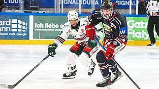 Der EV Landshut will am Wochenende wieder auf die Grundtugenden setzen, die das Team gegen Regensburg vermissen lie&szlig;. F&uuml;r den defensivstarken Center Fabian Voit (rechts) d&uuml;rfte das kein Problem werden.