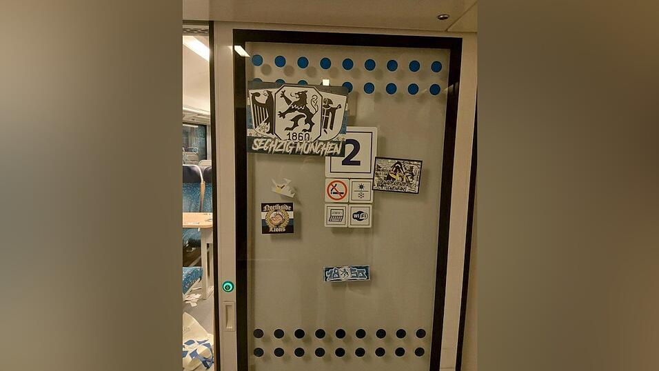 Anhänger des TSV 1860 München waren nach einer Auswärtsspiel-Niederlage in Regensburg wohl so frustriert, dass sie laut Polizei bei der Heimreise im Zug allerhand beschädigt haben. 