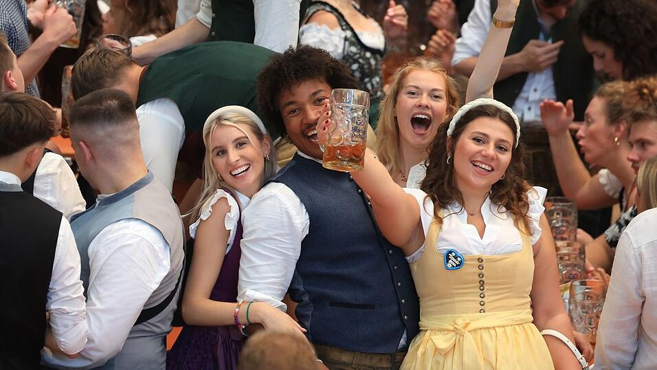 Oktoberfestbesucher feiern im Hacker-Pschorr Festzelt. (Archivbild) Oktoberfestbesucher feiern im Hacker-Pschorr Festzelt. (Archivbild)