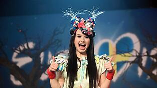 Kriewitz blieb ihrem Stil bei 'Unser Lied für Stockholm' treu. Ihr knallbuntes Outfit stammt aus der asiatischen Decora-Kultur. Kriewitz blieb ihrem Stil bei 'Unser Lied für Stockholm' treu. Ihr knallbuntes Outfit stammt aus der asiatischen Decora-Kultur.