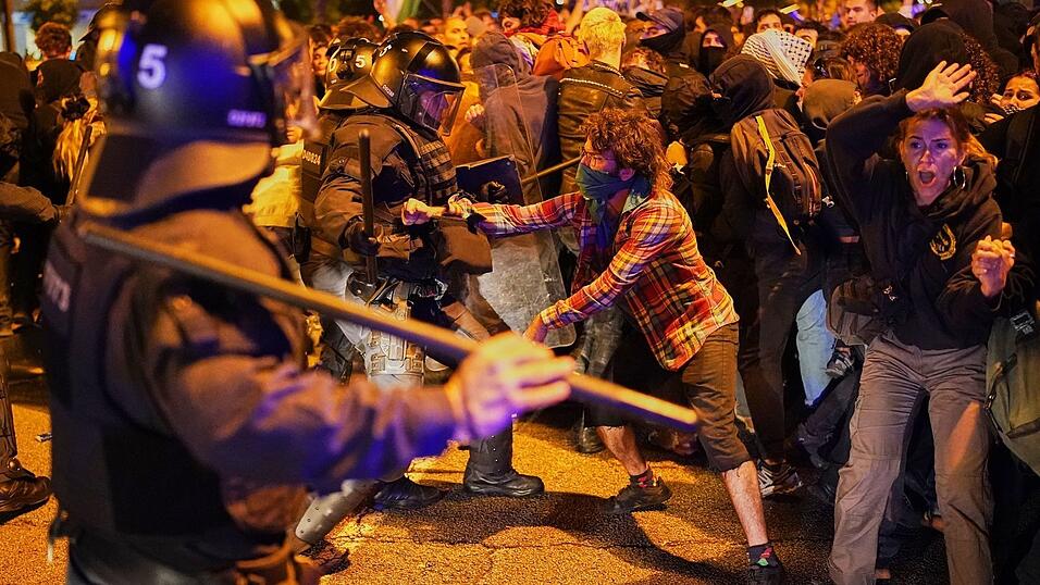 Nach Behördenangaben beteiligten sich in Barcelona rund 15.000 Menschen an einer Demonstration gegen Israel.
