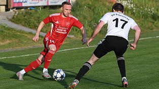 Alexander Wittenzellner (in rot) erzielte als Joker zwei Tore f&uuml;r &bdquo;seinen&ldquo; TSV Seebach.