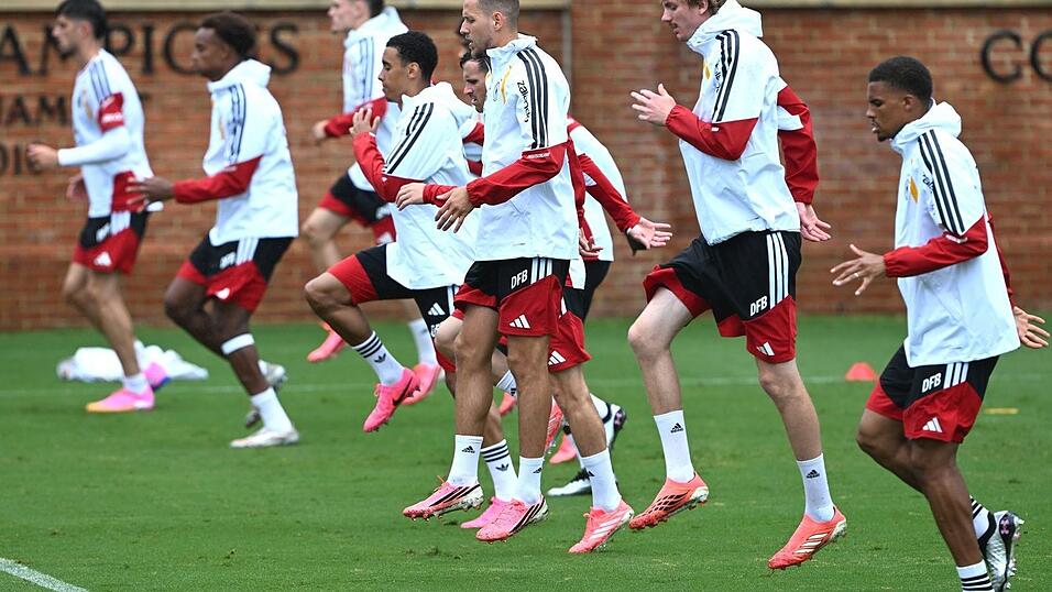 Für das DFB-Training mussten die Regenjacken ausgepackt werden. Für das DFB-Training mussten die Regenjacken ausgepackt werden.