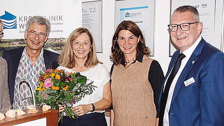 Chefarzt Dr. Wolfgang Sieber und seine Frau Margret Sch&auml;fer (Mitte), umgeben von Dr. Christoph G&ouml;&szlig;l (links), Landr&auml;tin Tanja Schweiger und Klinikdirektor Martin Rederer (rechts).