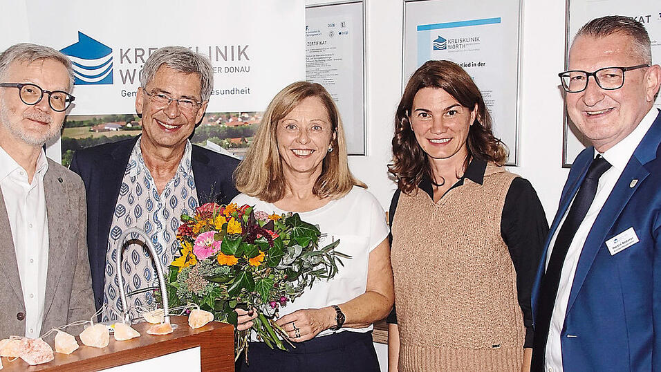 Chefarzt Dr. Wolfgang Sieber und seine Frau Margret Schäfer (Mitte), umgeben von Dr. Christoph Gößl (links), Landrätin Tanja Schweiger und Klinikdirektor Martin Rederer (rechts). Chefarzt Dr. Wolfgang Sieber und seine Frau Margret Schäfer (Mitte), umgeben von Dr. Christoph Gößl (links), Landrätin Tanja Schweiger und Klinikdirektor Martin Rederer (rechts).