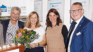 Chefarzt Dr. Wolfgang Sieber und seine Frau Margret Schäfer (Mitte), umgeben von Dr. Christoph Gößl (links), Landrätin Tanja Schweiger und Klinikdirektor Martin Rederer (rechts). Chefarzt Dr. Wolfgang Sieber und seine Frau Margret Schäfer (Mitte), umgeben von Dr. Christoph Gößl (links), Landrätin Tanja Schweiger und Klinikdirektor Martin Rederer (rechts).