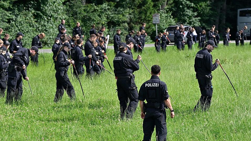 Bereits bei der letzten Suche rund um den Fundort der Leiche waren zahlreiche Polizeikräfte im Einsatz. (Archivfoto)