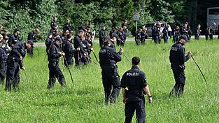 Bereits bei der letzten Suche rund um den Fundort der Leiche waren zahlreiche Polizeikräfte im Einsatz. (Archivfoto)