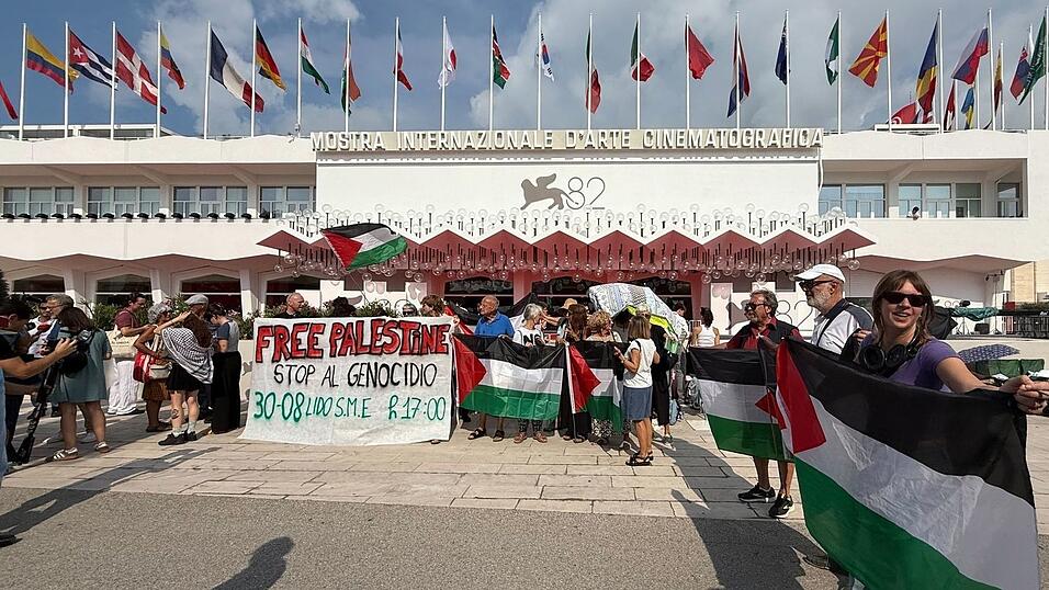 Propalästinensische Demonstranten vor dem Palazzo del Cinema.